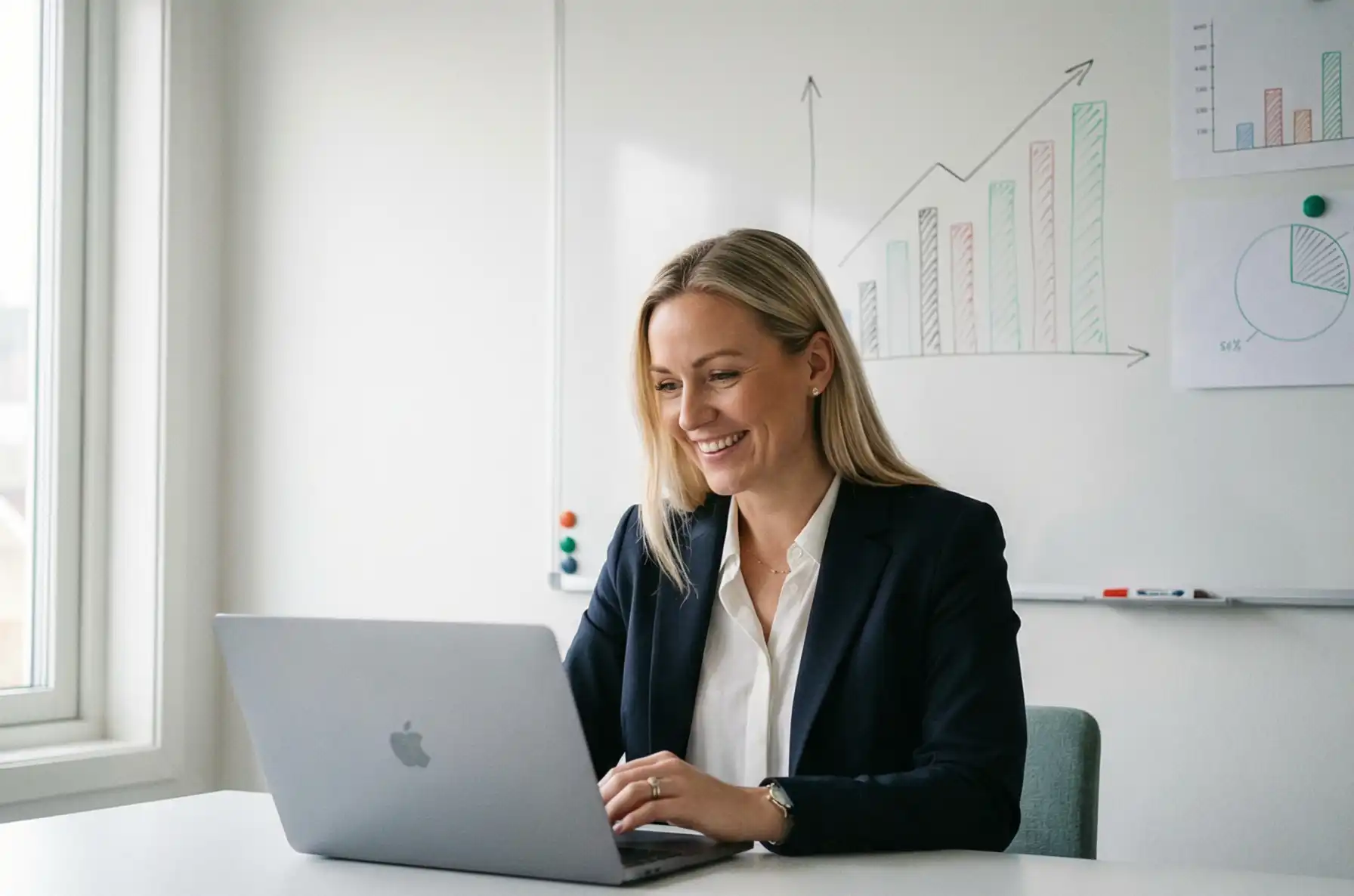 Nainen mentoroi tietokon kautta.